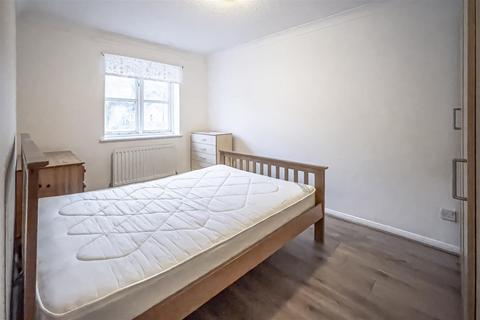 3 bedroom semi-detached house to rent, Richard House Drive, Beckton, E16