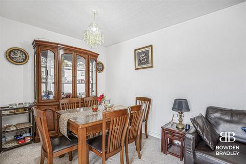 2 bedroom flat for sale, London Road, Romford, RM7