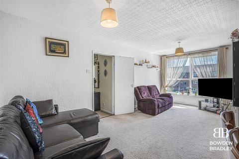2 bedroom flat for sale, London Road, Romford, RM7