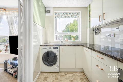 2 bedroom flat for sale, London Road, Romford, RM7