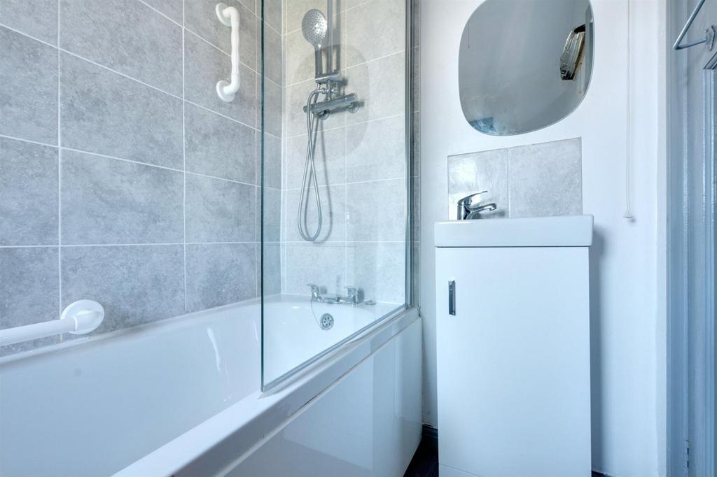 Bathroom 3.jpg