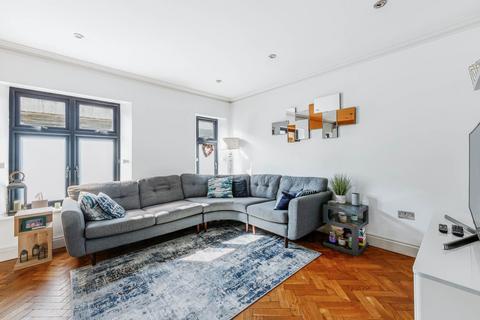 2 bedroom apartment for sale, Adelaide Terrace, Great West Road, Brentford