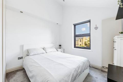 2 bedroom apartment for sale, Adelaide Terrace, Great West Road, Brentford