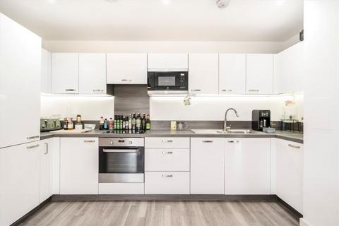 2 bedroom flat for sale, Adenmore Road, London SE6
