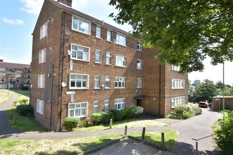 3 bedroom apartment for sale, Broomhill Court, London IG8
