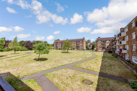 3 bedroom apartment for sale, Broomhill Court, London IG8