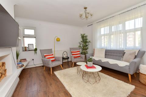 3 bedroom apartment for sale, Broomhill Court, London IG8