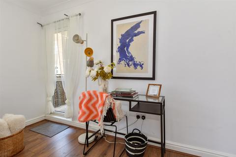 3 bedroom apartment for sale, Broomhill Court, London IG8