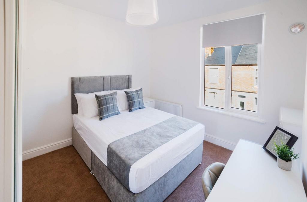 This well-appointed double bedroom features a c...