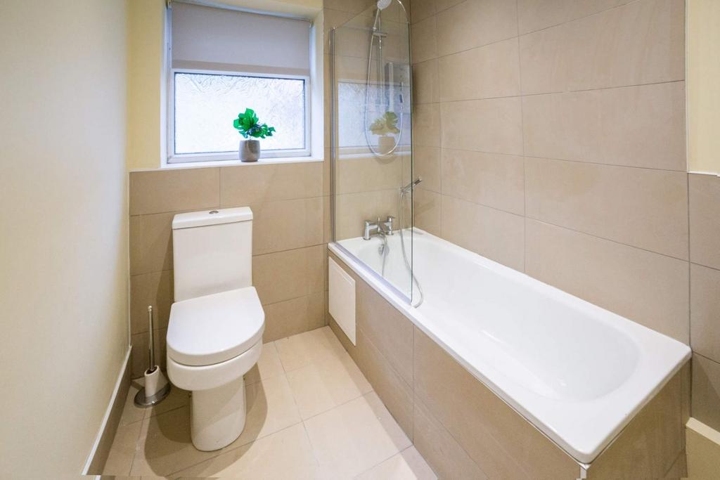 A modern bathroom featuring a stylish bath and ...
