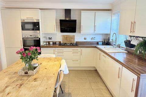 4 bedroom townhouse for sale, South Brook Gardens, Mirfield WF14
