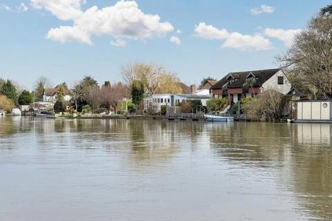 undefined, Jour De Fete, Wraysbury, TW19