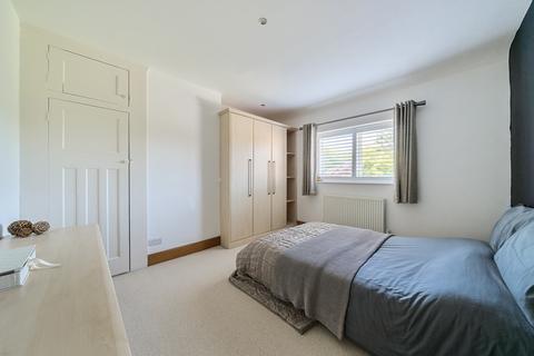 9 Hillview Crescent, Guildford, GU2 8BG