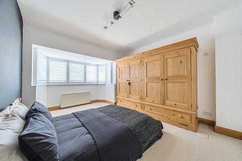 9 Hillview Crescent, Guildford, GU2 8BG