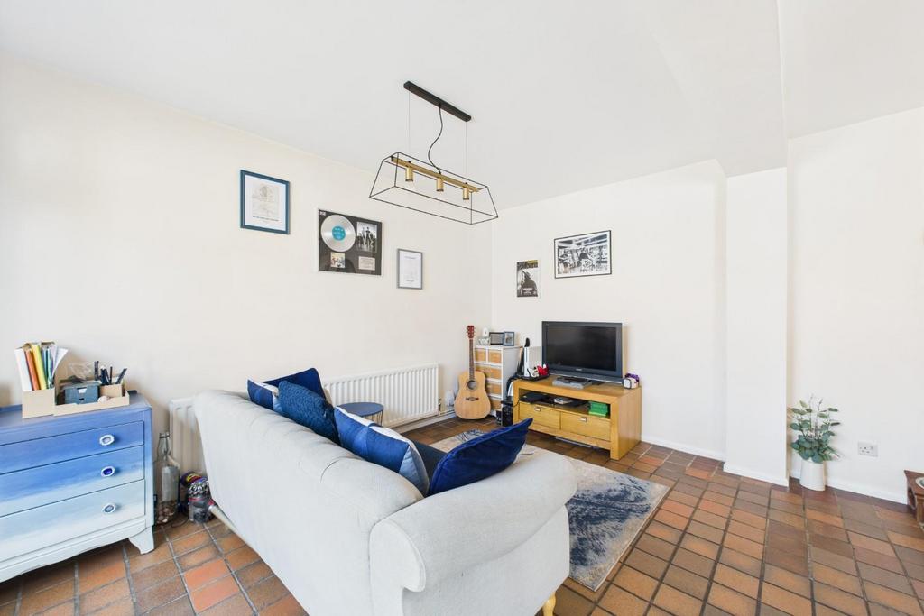 CAM04106 G0-PR0163-STILL029.jpg