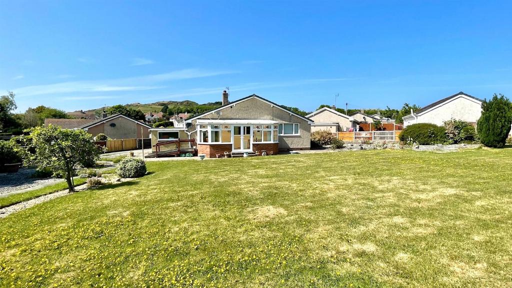 Large landscaped rear garden