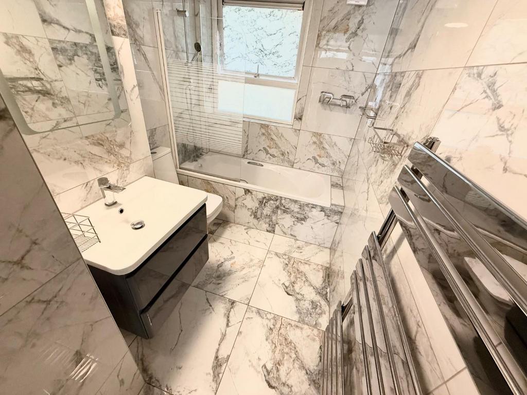 Bathroom 2.jpg