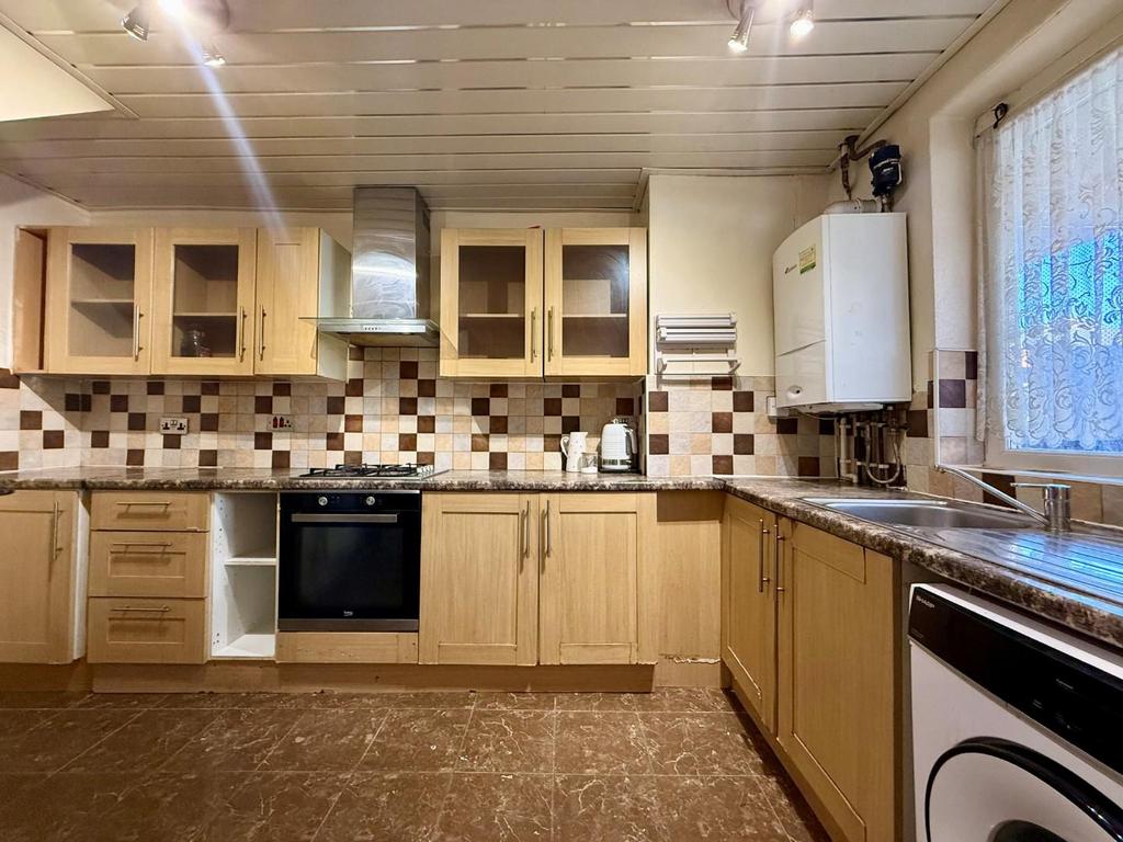 Kitchen 2.jpg