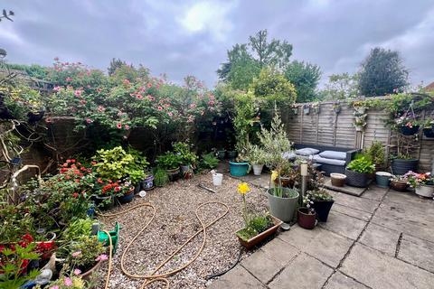3 bedroom terraced house for sale, Yew Tree Close, Beaconsfield, HP9