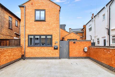 2 bedroom detached house to rent, Trafalgar Road, Beeston, Nottingham, NG9 1LE