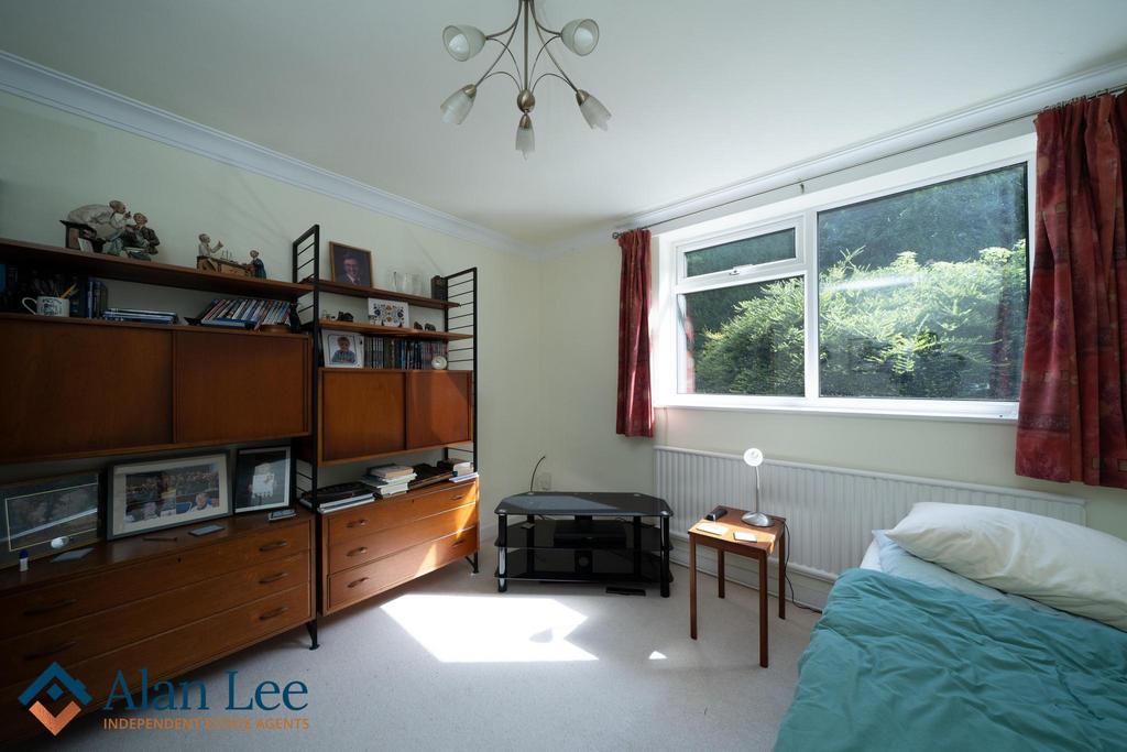 Bedroom/ Study