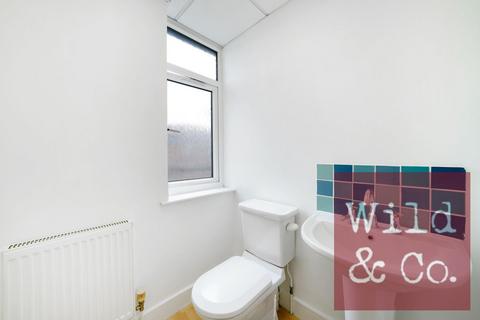 Warehouse to rent, Skeltons Lane, London