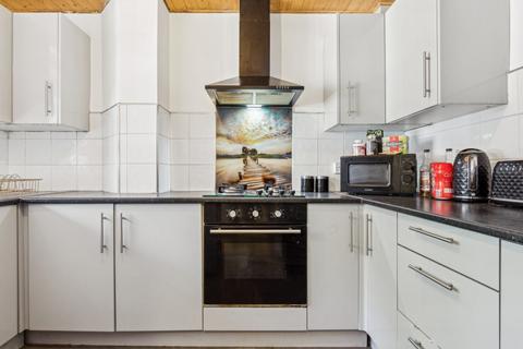 2 bedroom maisonette to rent, Lowood Street, London E1