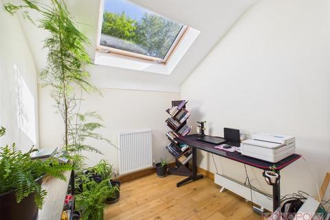 8 Bentley Place, Wrexham, LL13 8DQ
