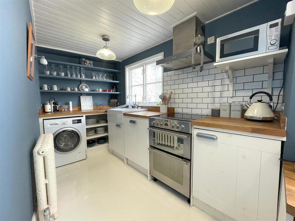 Kitchen 2.jpg
