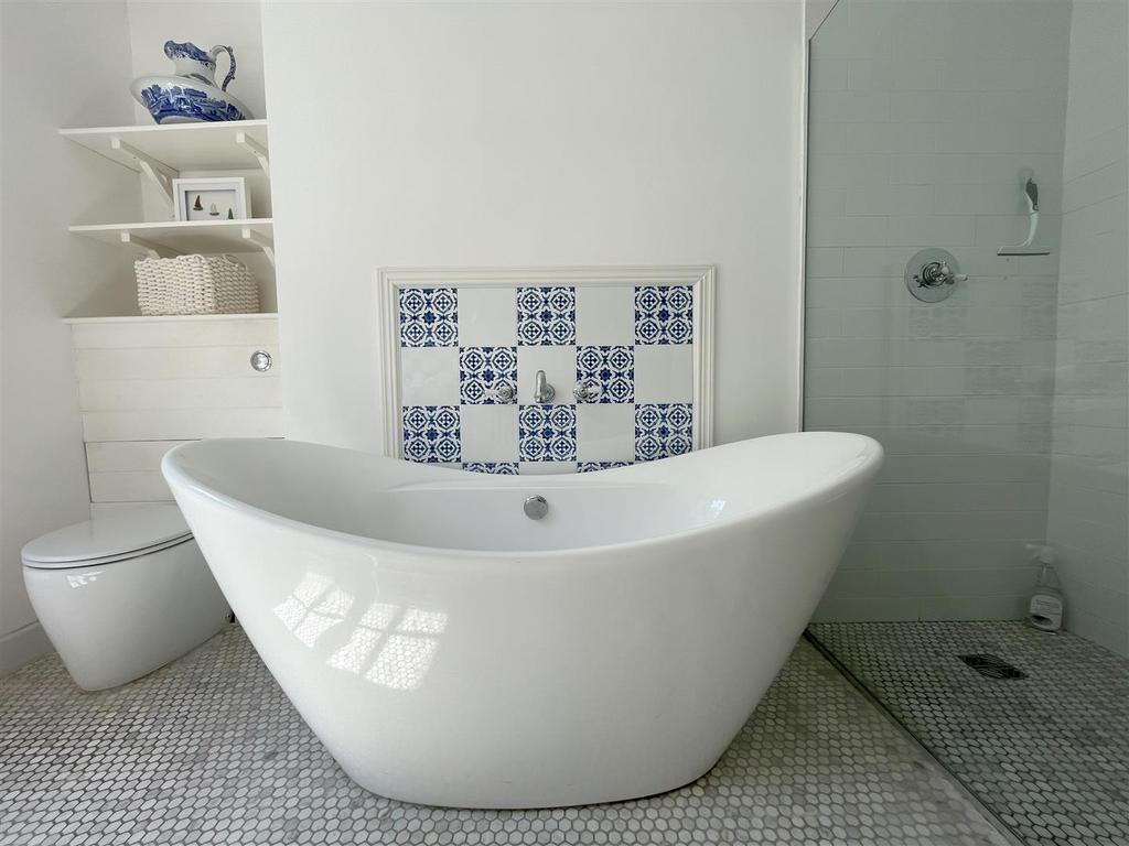 Bathroom 3.jpg