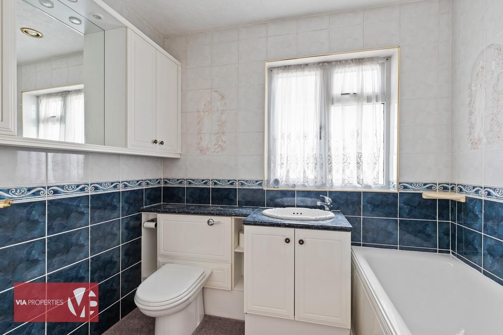 20 Baas Lane Broxbourne via properties estate...