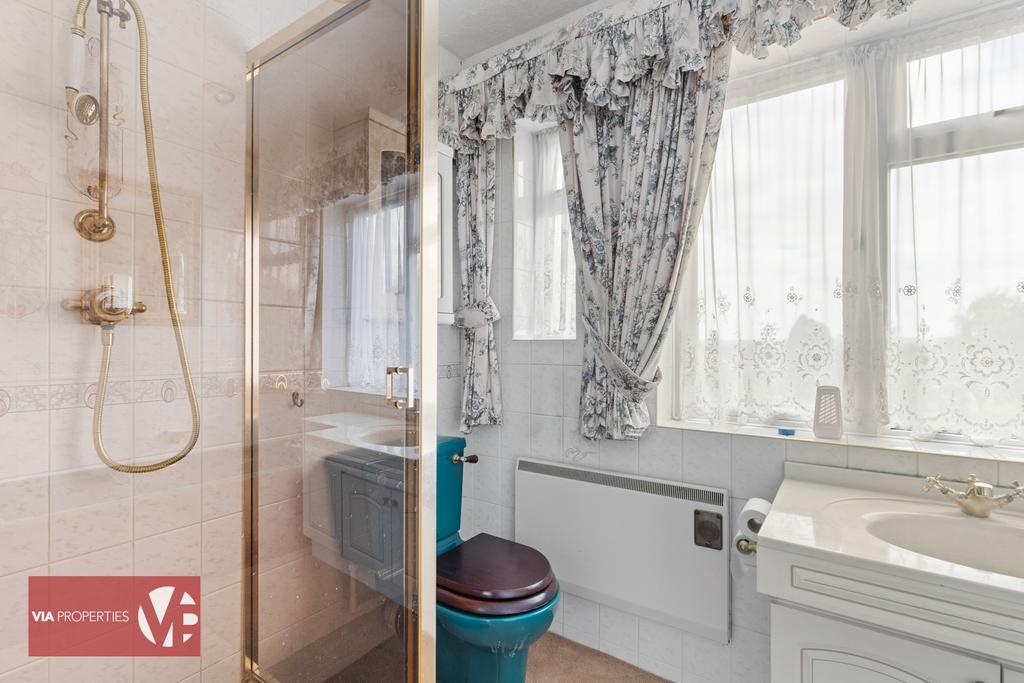 20 Baas Lane Broxbourne via properties estate...
