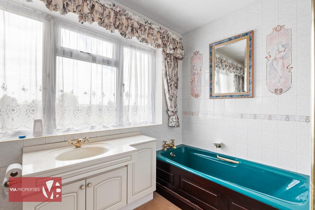 20 Baas Lane Broxbourne via properties estate...