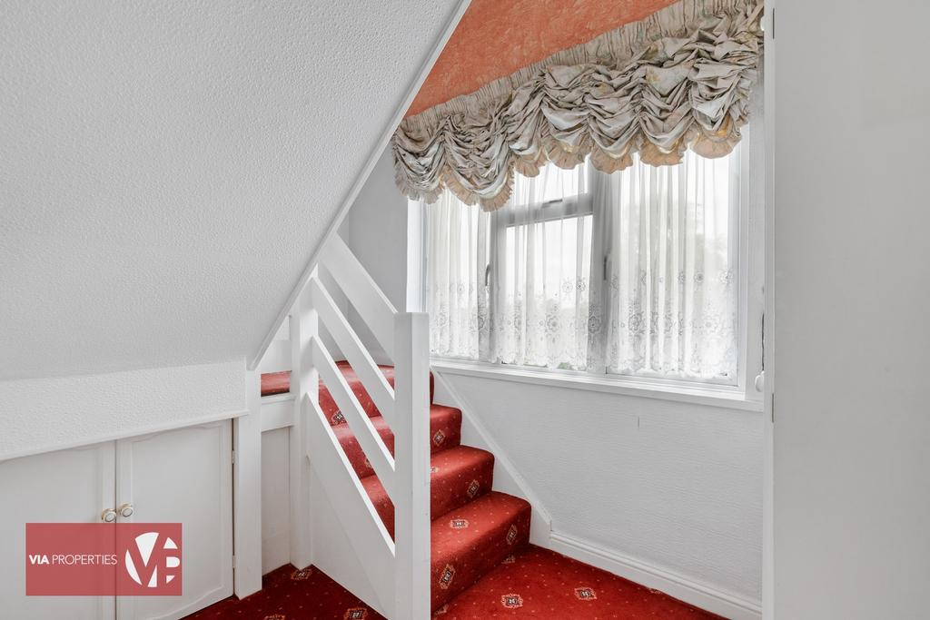 20 Baas Lane Broxbourne via properties estate...