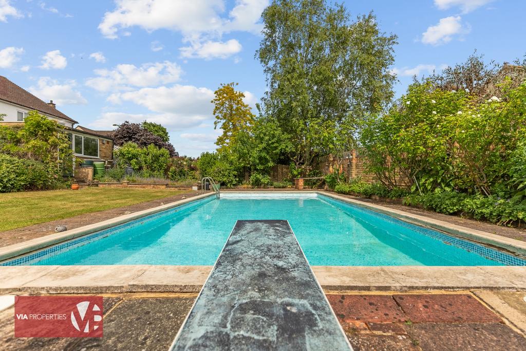 20 Baas Lane Broxbourne via properties estate...