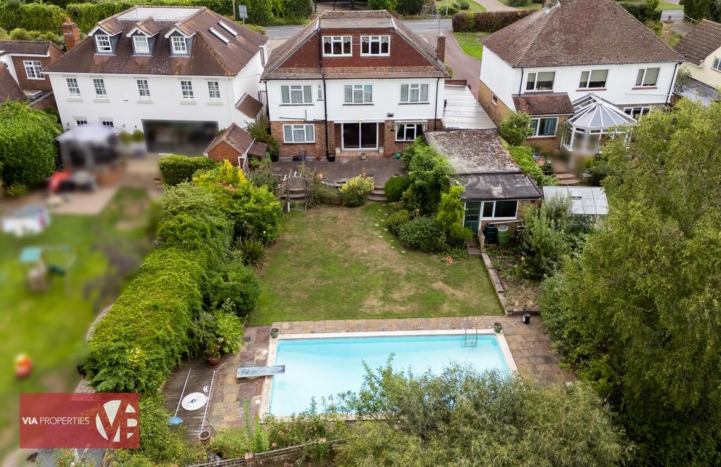 20 Baas Lane Broxbourne via properties estate...