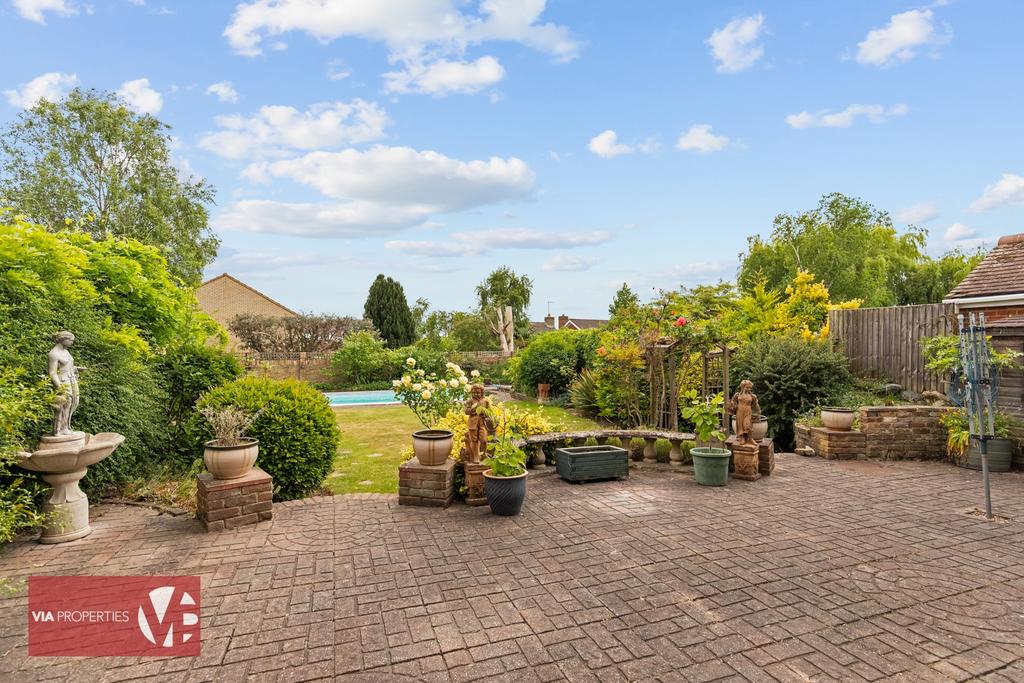 20 Baas Lane Broxbourne via properties estate...
