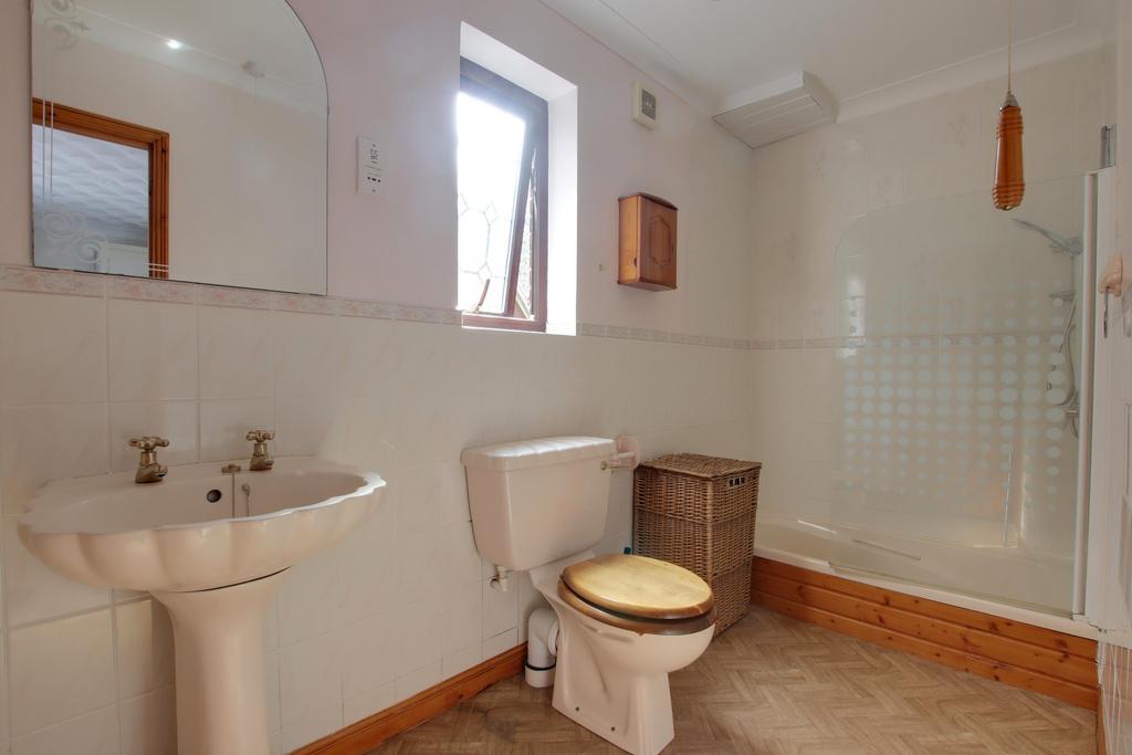 Ensuite bedroom four