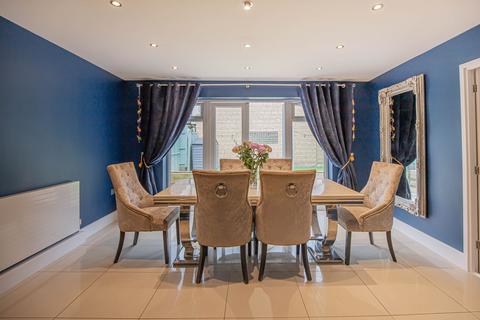 4 bedroom semi-detached house for sale, Avenue De Gien, Malmesbury, SN16