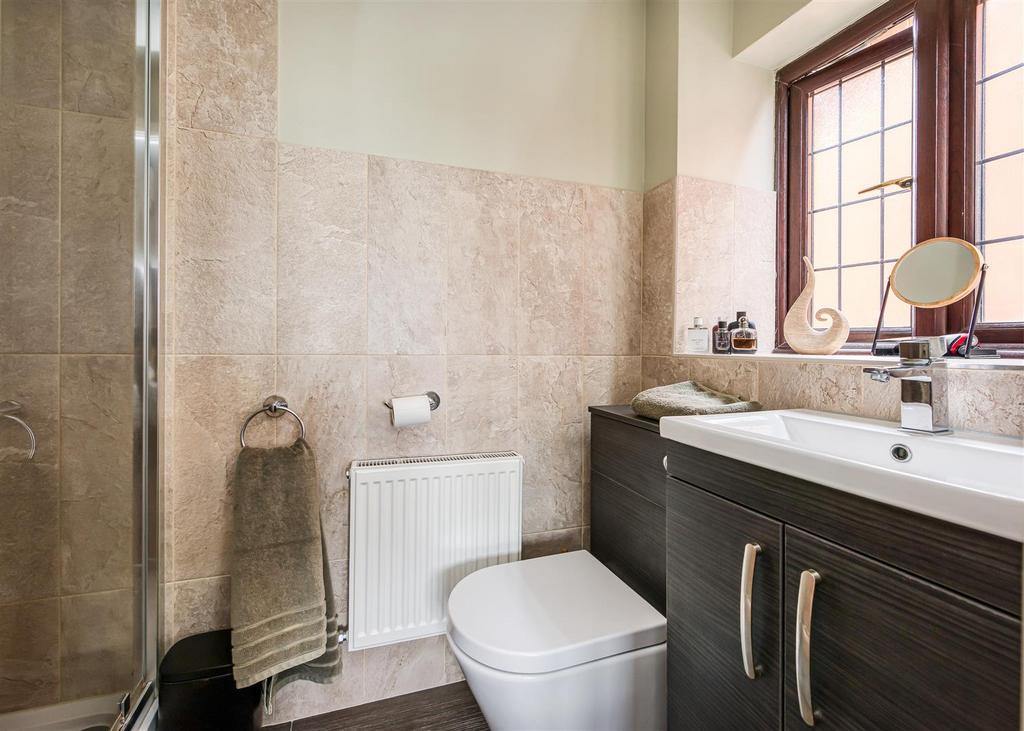 19 Penleigh Gardens-bed1 ensuite.jpg