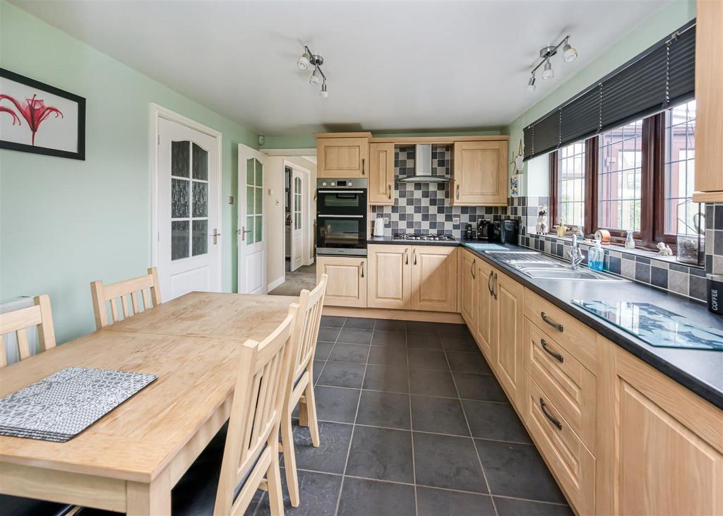 19 Penleigh Gardens-kitchen2.jpg