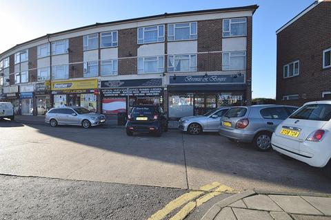 2 bedroom flat to rent, Pettits Lane North RM1