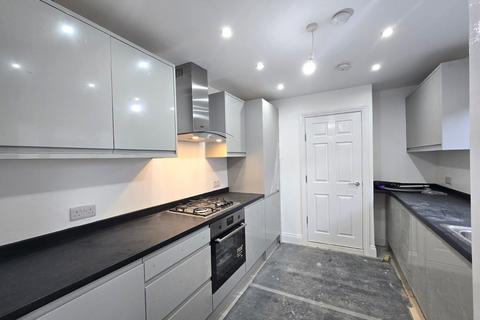 4 bedroom terraced house to rent, Pulleyns Avenue, London E6