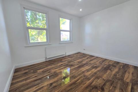 4 bedroom terraced house to rent, Pulleyns Avenue, London E6