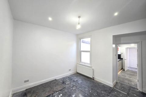 4 bedroom terraced house to rent, Pulleyns Avenue, London E6