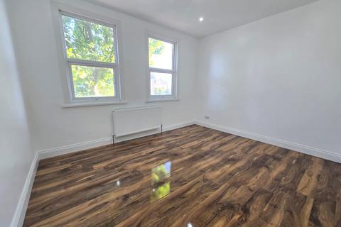 4 bedroom terraced house to rent, Pulleyns Avenue, London E6