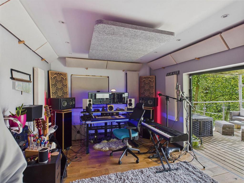 CAM02541 G0-PR0452-STILL047.jpg