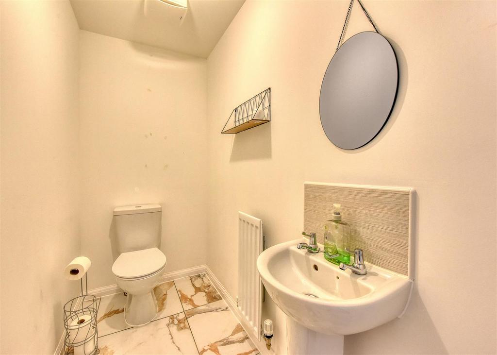 27 Gittins Park-Cloakroom (2).jpg