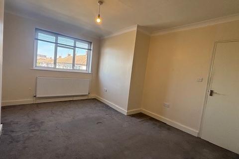1 bedroom flat to rent, Belgrave Avenue, Romford RM2