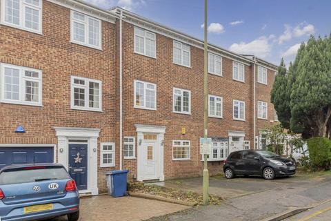 4 bedroom terraced house to rent, Oakview Gardens, London N2